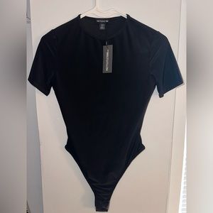 Basic black slinky short sleeve bodysuit- PRETTYLITTLETHING